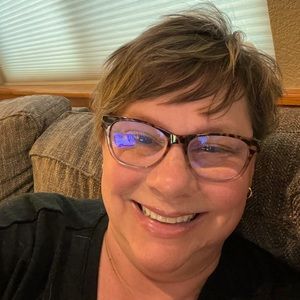 I have a overflowing closet. (recovering shopaholic here 🤪) I have to make room